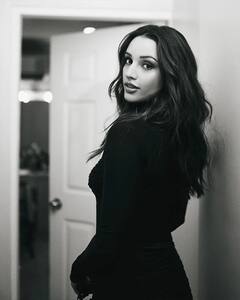 PHOTO: नॅशनल क्रश म्हणून ओळखल्या जाणाऱ्या तृप्ती डिमरीचा बोल्ड अंदाज!