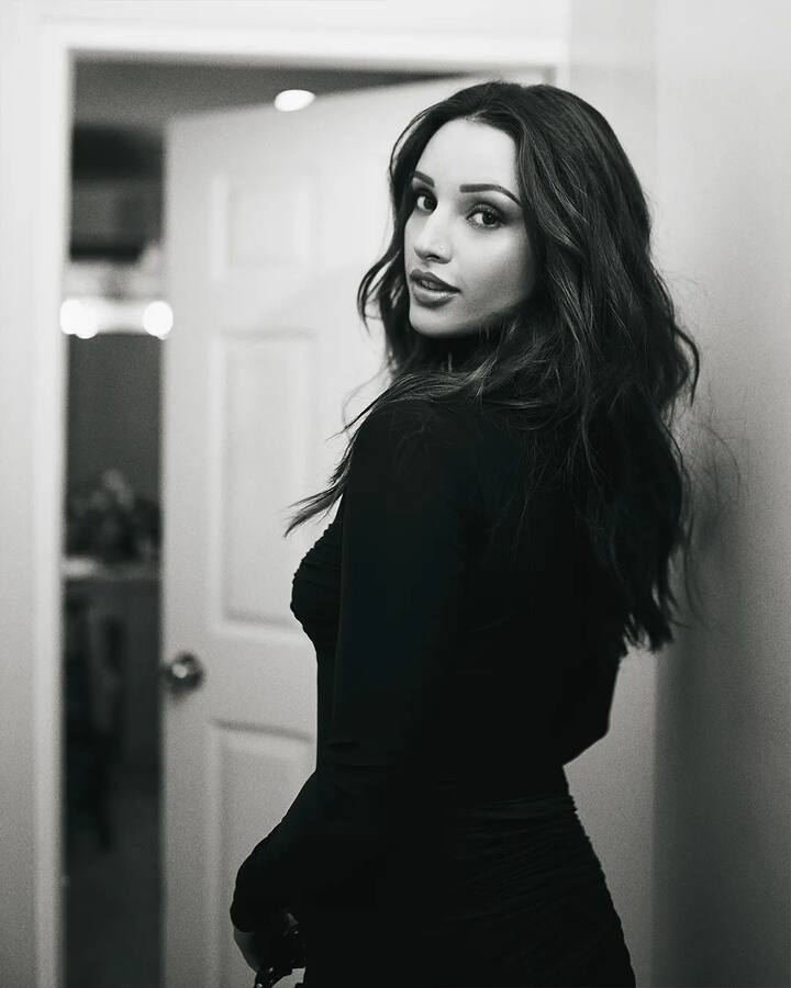 नॅशनल क्रश म्हणून ओळखल्या जाणाऱ्या या अभिनेत्रीने तिच्या फोटोशूटने सोशल मीडियाचे तापमान वाढवले ​​आहे.(pc:tripti_dimri/ig)