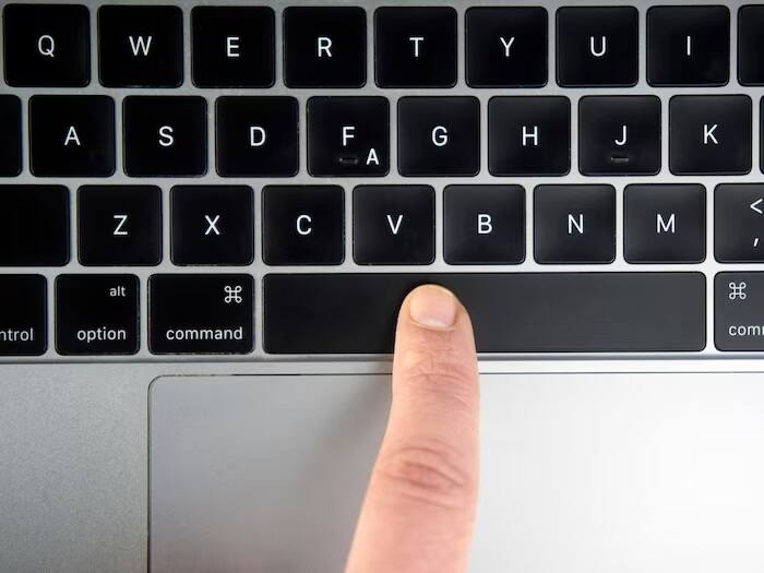 કીબોર્ડ પરનો સ્પેસ બાર સામાન્ય રીતે અન્ય કી કરતા કદમાં મોટો હોય છે કારણ કે તે અન્ય કી કરતા વધુ વખત ઉપયોગમાં લેવાય છે.