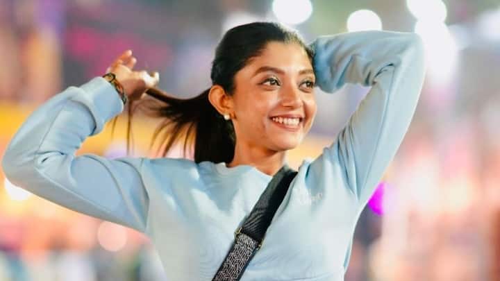 দেবলীনা বলছেন, 'দুপুরে খাবারে দেবলীনার ভরসা বাড়ির খাবার। সে শ্যুটিং থাকুক বা অন্য ব্যস্ততা.. দেবলীনা সবসময়েই সঙ্গে রাখেন বাড়ির খাবার। অভিনেত্রী বলছেন, 'আমি জলখাবার খাই না। সকালে কফি খেয়ে খালি পেটে ওয়ার্ক আউট, তারপরে সাড়ে ১১টা-১২টা নাগাদ দুপুরের খাবারটা খেয়ে নিই। খেয়াল করে দেখেছি এতে আমার শরীর ভাল থাকে।'