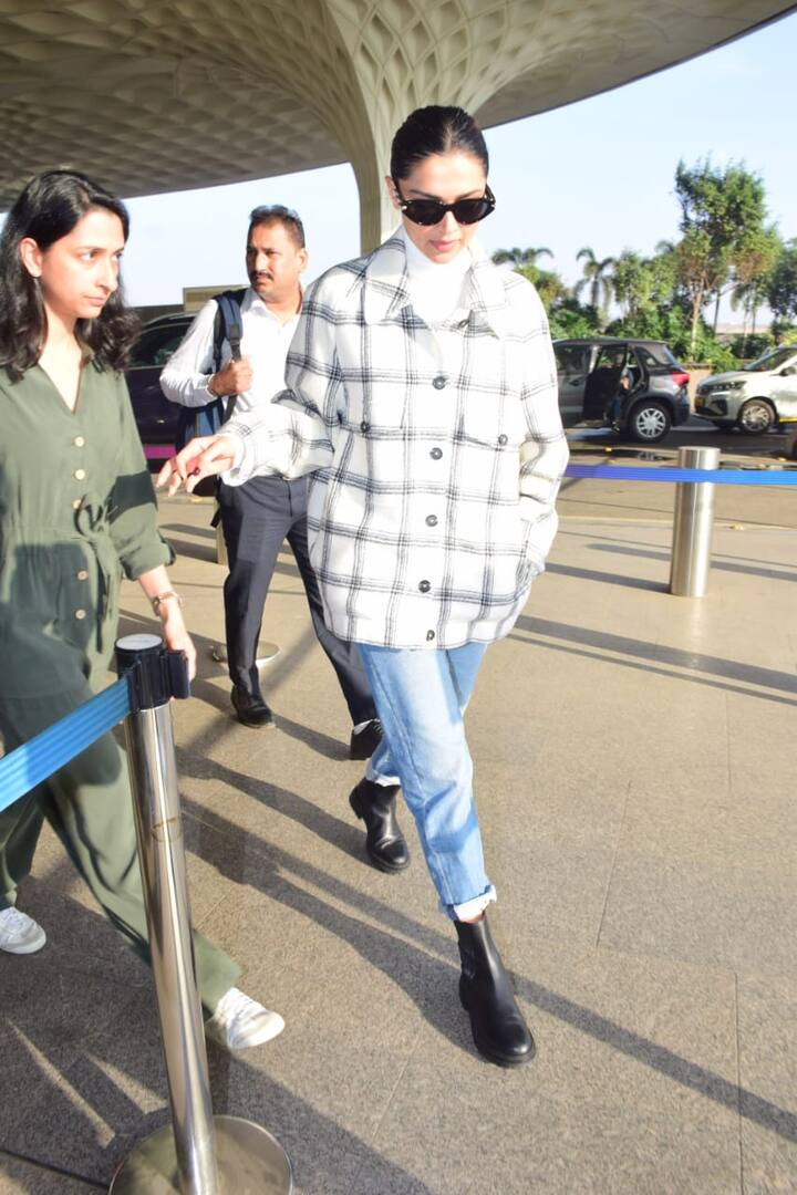 दीपिका ने अपने एयरपोर्ट लुक के लिए ब्लू डेनिम जींस के साथ व्हाइट स्वेटर पर चेक ब्लेजर पहना हुआ था. एक्ट्रेस ने अपने इस लुक के साथ  ब्लैक कलर के शूज पेयर किए थे. वहीं दीपिका की बहन ने ऑलिव ग्रीन कलर का जंप सूट पहना था.