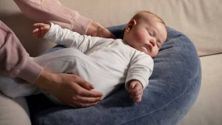 इस बदलते मौसम में बड़े, बूढ़े हो या बच्चे किसी भी उम्र के लोग को सर्द-गर्म की शिकायत हो सकती है. मौसम बदलने के कारण अक्सर लोग कई कोल्ड-कफ की बीमारी का शिकार हो जाते हैं. सर्दी-जुकाम से बचना है तो आज हम आपको कुछ घरेलू टिप्स बताने जा रहे हैं जिसकी वजह से आप इससे तुरंत निजात पा सके हैं.