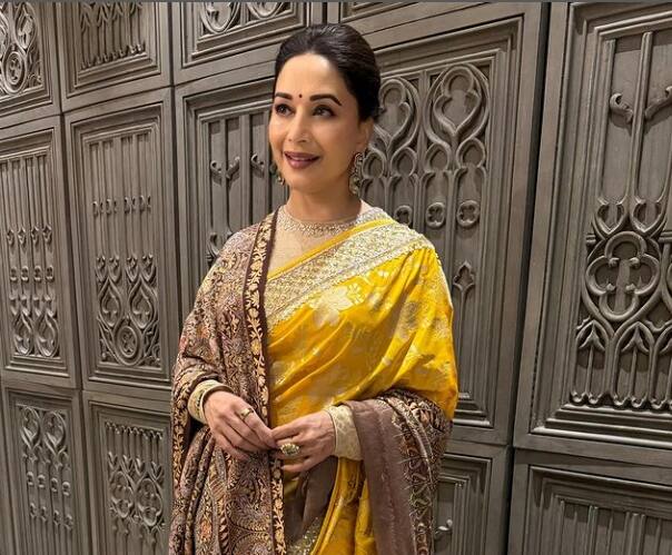 மஞ்சள் நிற புடவையில் மின்னும் லேட்டஸ்ட் புகைப்படங்களை தன்னுடைய இன்ஸ்டாகிராம் பக்கத்தில் பகிர்ந்துள்ளார் மாதுரி தீக்ஷித்.