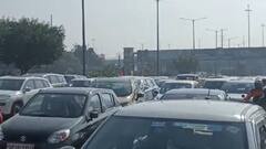 Farmer Protest Pics: नोएडा में सड़कों पर अभी नहीं पहुंचे किसान, पुलिस की कड़ाई के चलते लगा भीषण जाम, राहगीर परेशान