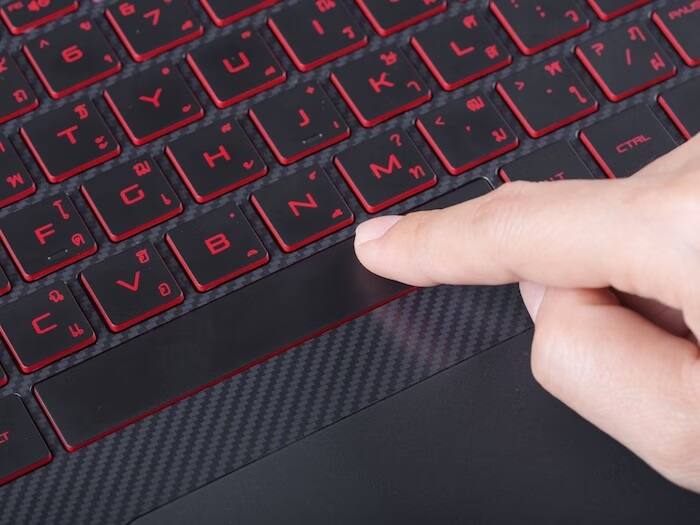 કલ્પના કરો, જો કીબોર્ડ પરની સ્પેસબાર મોટી ના રાખી હોત, તો કદાચ તમારે તેને વારંવાર દબાવવા માટે એક હાથ ઊંચો કરવો પડશે, અને જો આવું થાય, તો તમારી ટાઇપિંગની ઝડપ ઘટી જશે. તેથી, સ્પેસબારનું કદ મોટું રાખવાનો ખાસ હેતુ છે.