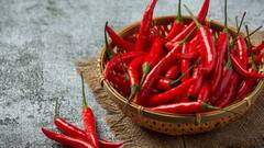 Health Tips: क्यों डॉक्टर खाने में लाल मिर्च पाउडर इस्तेमाल करने से करते हैं मना, जानें