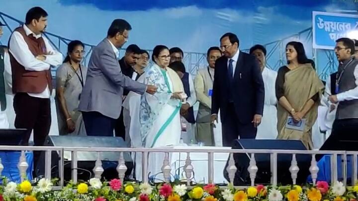 গতকাল সাঁতরাগাছি থেকে ভার্চুয়ালি জেটিঘাটের শিলন্যাস করলেন মুখ্যমন্ত্রী মমতা বন্দ্যোপাধ্যায়।