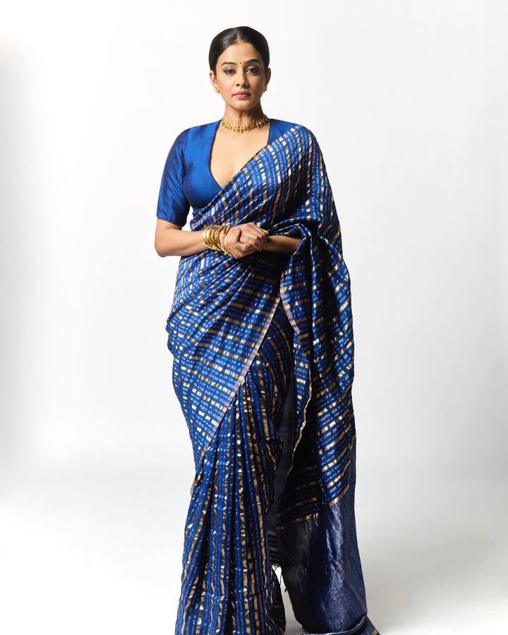 ప్రముఖ నటి ప్రియమణి లేటెస్ట్ ఫొటోలు ఇన్‌స్టాగ్రామ్‌లో షేర్ చేశారు. ఇందులో ఆమె బ్లూ కలర్ చీరలో మెరిసిపోతూ కనిపించారు. ట్రెడిషనల్ లుక్‌లో ప్రియమణి వావ్ అనిపిస్తున్నారు.