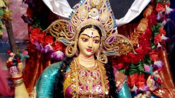 অর্থ সমস্যা ইত্যাদি থেকে মুক্তি পেতে বৃহস্পতিবার স্নান করে ভগবান বিষ্ণুর পূজা করুন। এই সময়, আপনার হাতে ৭টি তুলসী পাতা নিন এবং ওম নমো ভগবতে বাসুদেবায় নমঃ মন্ত্রটি জপ করুন।