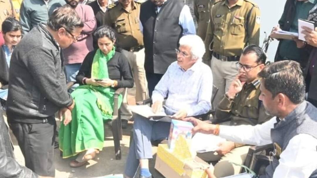 MP News: जबलपुर में पटाखा बाजार की सभी दुकानें सील, नियमों की उड़ा रहे थे धज्जियां MP News Jabalpur Firecracker Factory and Shops Sealed DM SP Visit Harda Pataka Factory Blast ANN MP News: जबलपुर में पटाखा बाजार की सभी दुकानें सील, नियमों की उड़ा रहे थे धज्जियां