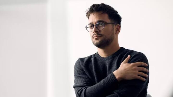 একাকীত্বে ভুগতে ভুগতে একটা সময় মানুষ সমাজ-সংসার থেকে বিচ্ছিন্ন হয়ে যান, এর চেয়ে বড় যন্ত্রণা কিছু হতে পারে না বলে জানায় বিশ্ব স্বাস্থ্য সংস্থা। স্থূলতা এবং শারীরিক প্রতিবন্ধকতার চেয়েও একাকীত্ব মারাত্মক বলে জানায় তারা। ছবি: ফ্রিপিক।