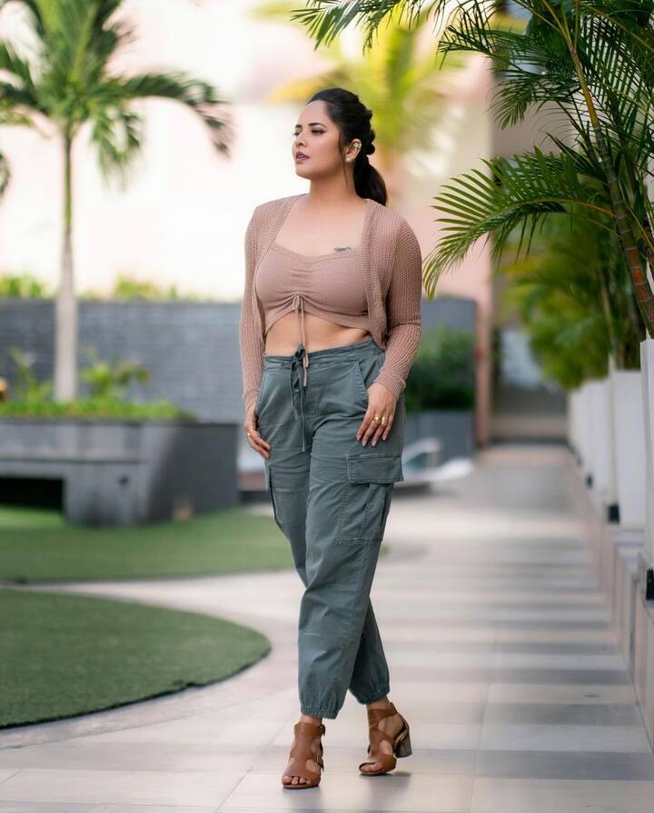 మలయాళంలో మమ్ముట్టి ‘భీష్మ పర్వం’లో కూడా అనసూయ కీలకపాత్రలో కనిపించారు. తమిళంలో ‘ఫ్లాష్బ్యాక్’ అనే సినిమాలో కూడా నటిస్తున్నారు. ఆ సినిమా త్వరలో విడుదల కానుంది.