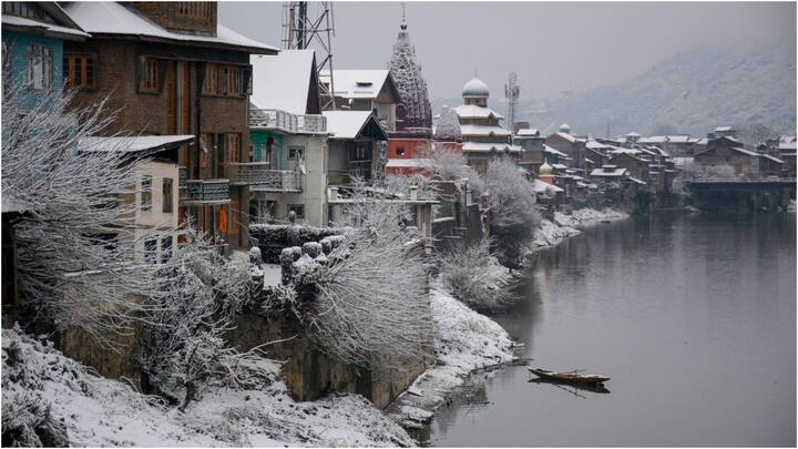 मौसम विज्ञान केंद्र श्रीनगर के आंकड़ों के मुताबिक जनवरी में श्रीनगर स्टेशन पर औसत अधिकतम तापमान 11.9 डिग्री सेल्सियस दर्ज किया गया था, जबकि उत्तरी कश्मीर के गुलमर्ग और रामबन जिले के बनिहाल में क्रमश: 5.7 डिग्री सेल्सियस और 16.9 डिग्री सेल्सियस रहा. (फाइल फोटो)