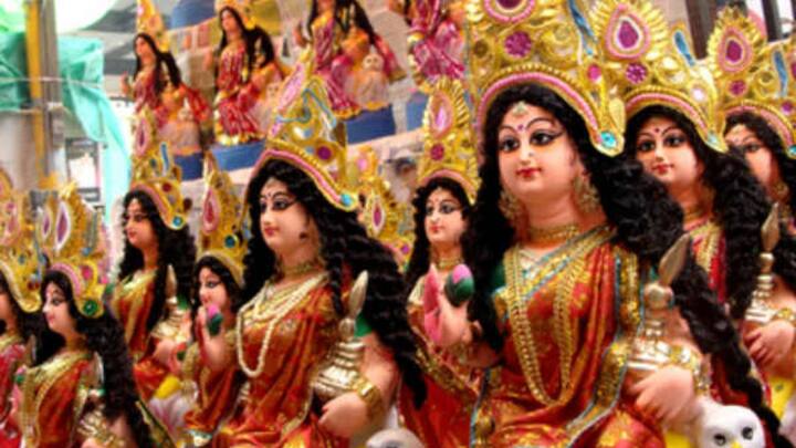 জ্যোতিষশাস্ত্র অনুসারে, বৃহস্পতিবার সকালে ঘুম থেকে উঠে স্নান ইত্যাদির পর সূর্যদেবকে জল অর্পণ করুন। এরপর পদ্ধতিগতভাবে ভগবান বিষ্ণুর পুজো করে ঘি প্রদীপ জ্বালিয়ে বিশেষ ফল পাওয়া যায়। শেষে আরতি করুন এবং শ্রী হরির মন্ত্রগুলি জপ করুন। এতে করে মানুষের জীবনের সব কষ্ট দূর হয়ে যায়।
