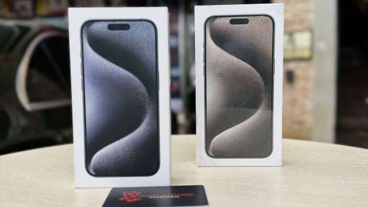 भारत में आजकल बहुत सारे यूजर्स ऐसे हैं, जो एंड्रॉयड स्मार्टफोन से आईफोन पर स्विच करना चाहते हैं, शायद इसलिए 2023 में भारत में आईफोन के करोड़ों यूनिट्स बिके हैं. हालांकि, अभी भी बहुत सारे ऐसे यूजर्स हैं, जो आईफोन खरीदना चाहते हैं, लेकिन उसकी कीमत ज्यादा होने की वजह से खरीद नहीं पाते. अगर आप भी उन्हीं यूजर्स में से एक हैं, तो यह आर्टिकल आपके काफी आम आ सकता है, क्योंकि आप आईफोन के लेटेस्ट वर्ज़न iPhone 15 को 50,000 रुपये से भी कम कीमत में खरीद सकते हैं. आइए हम आपको इस लेटेस्ट आईफोन के ऑफर्स की जानकारी देते हैं.