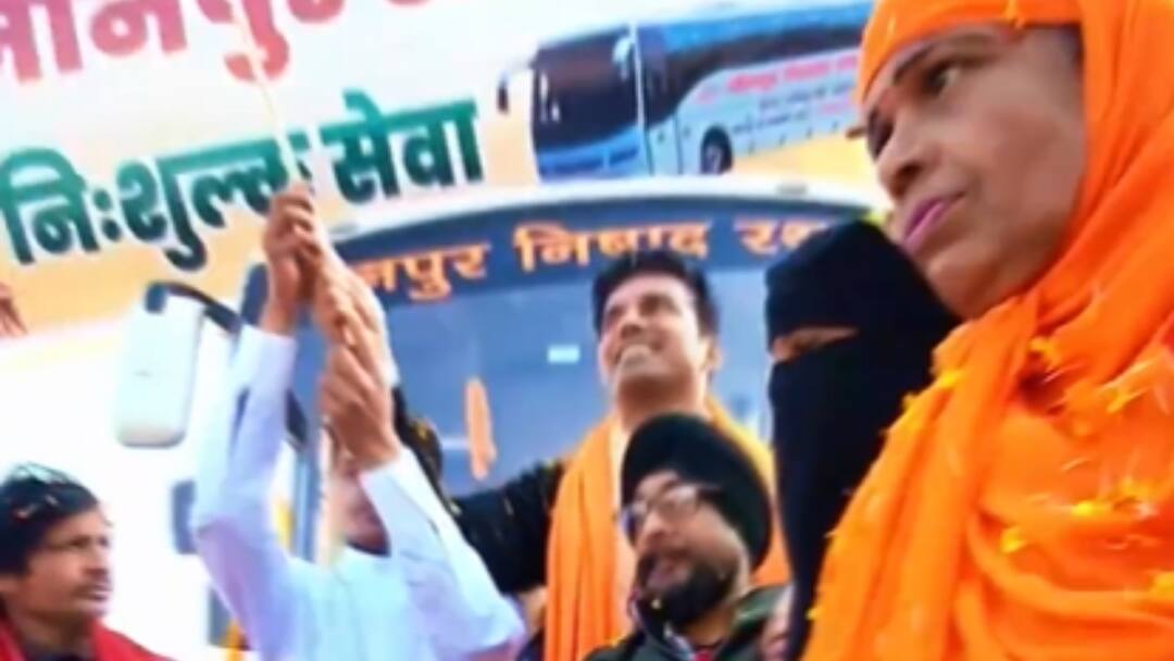 IAS turned Actor Abhishek Singh starts Ayodhya bus service from Jaunpur Nishad Rath UP News: अयोध्या रवाना हुआ अभिषेक सिंह का 'निषाद रथ', रामलला के दर्शन के लिए भाईचारे की दिखी मिसाल