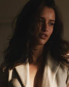 Tripti Dimri Photos: ओवरसाइज्ड कोट पहनकर नेशनल क्रश तृप्ति डिमरी ने दिखाईं अदाएं, फोटोज देख फैंस बोले- 'भाभी 2'