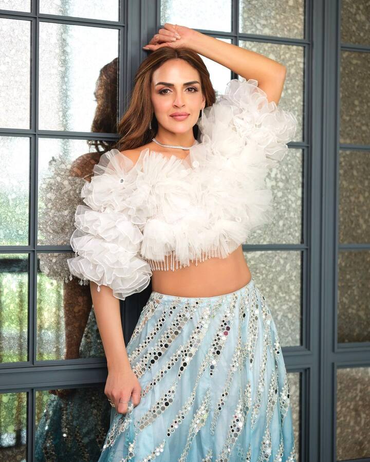 ईशा ने अपनी किताब में लिखा कि मेरे ससुराल में मुझे तीसरे बेटे की तरह से ट्रीट किया जाता था. यहां तक कि मुझे कभी भी किचन में जाकर काम करने के लिए फोर्स नहीं किया गया जैसे एक आम बहू को ससुराल में किया जाता है. यहां तक कि मेरी सास मुझे कहती थी कि मैं भारत और उनके भाई के बाद तीसरा बेटा ही हूं.