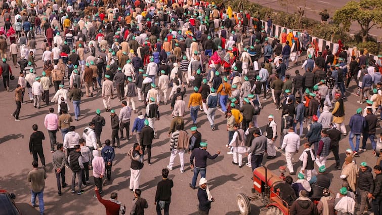 Farmers protest march daily travellers from delhi to noida witnessed huge traffic jam Farmers Protest: बड़े आंदोलन की तैयारी? किसानों ने 13 फरवरी को दिया 'दिल्ली चलो' का नारा