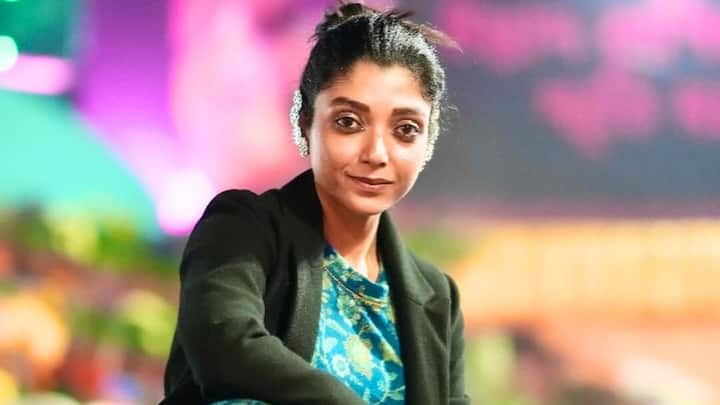 দেবলীনা বলছেন, 'আমি মিষ্টি খেতে ভীষণ ভালবাসি। নলেন গুড়ের হাতছানি আমার পক্ষে উপেক্ষা করা সম্ভবই নয়। তবে আমি বুঝেছি চিনিটা শরীরের জন্য খারাপ। তাই এখন মিষ্টি খাওয়াটা কমানোর চেষ্টা করছি।'