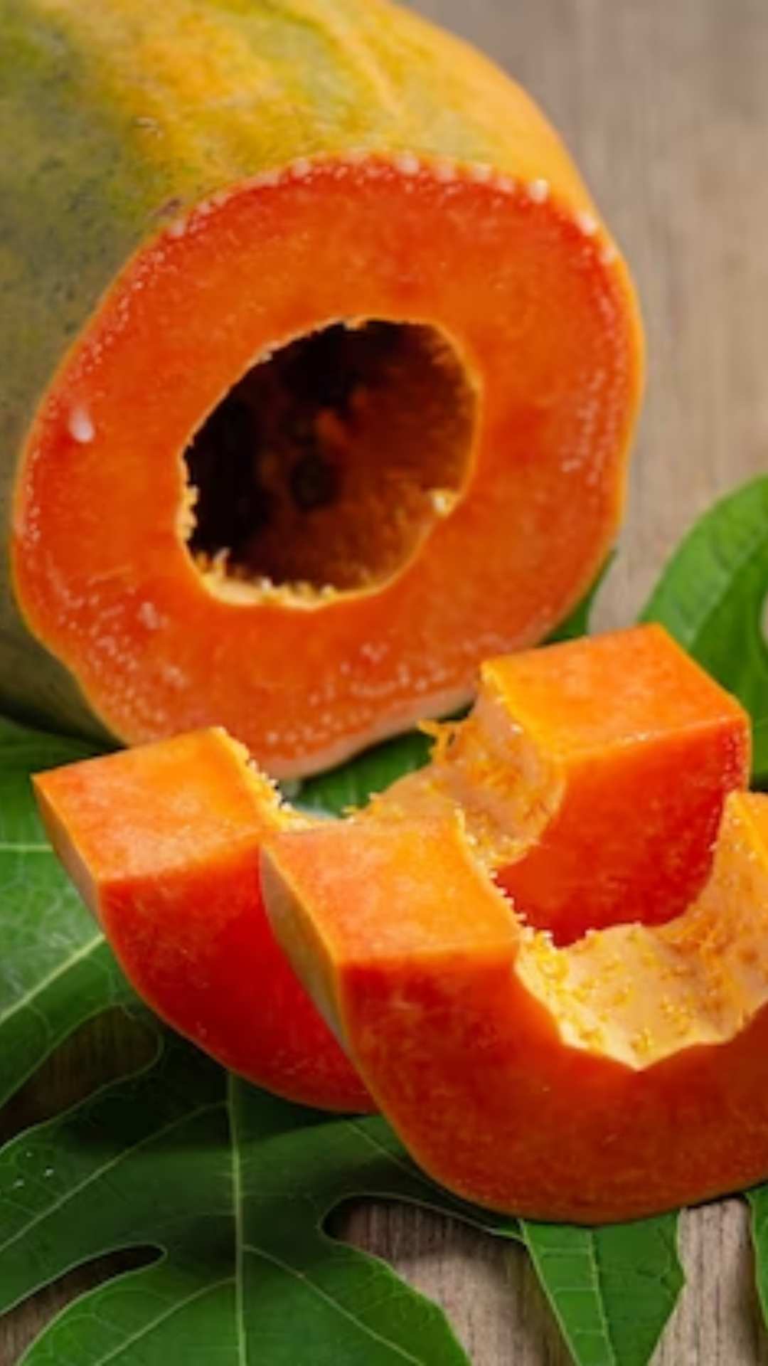 Papaya For Weight Loss: वजन कमी करण्यासाठी दररोज प्या पपईचा ज्यूस; काही दिवसांतच बर्फासारखी वितळेल पोटावरची चरबी!