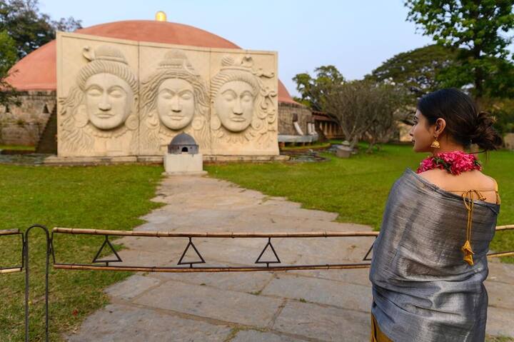 ஈஷா யோக மையத்தின் வளாகத்தில் மெளனி எடுத்துக்கொண்ட மற்றொரு புகைப்படம்