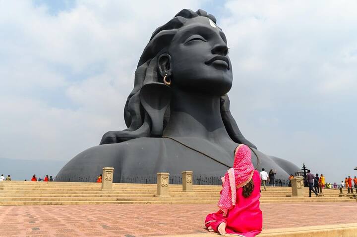 பிரம்மாண்டமான ஆதியோகி சிலை அருகே மெளனி எடுத்துக்கொண்ட புகைப்படம்.