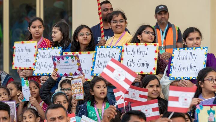 महंत जी के अबूधाबी पहुंचने के बाद वहां पर मौजूद हिंदू समाज के लोगों ने भी बहुत गर्म जोशी से उनका स्वागत किया. वहीं हिंदूओं ने इस भव्य मंदिर के लिए महाराज जी को धन्यवाद कहा और हाथ जोड़कर उन्हें प्रणाम किया.