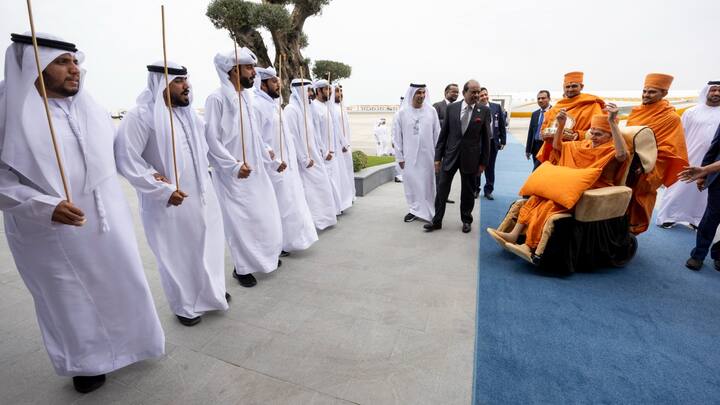 अबूधाबी के पहले हिंदू मंदिर के प्राण प्रतिष्ठा महोत्सव के लिए महंतस्वामी महाराज यूएई के अबूधाबी पहुंचे हैं. इस दौरान लाइन में खड़े होकर शेखों ने उनका राजकीय अतिथि के तौर पर स्वागत किया.