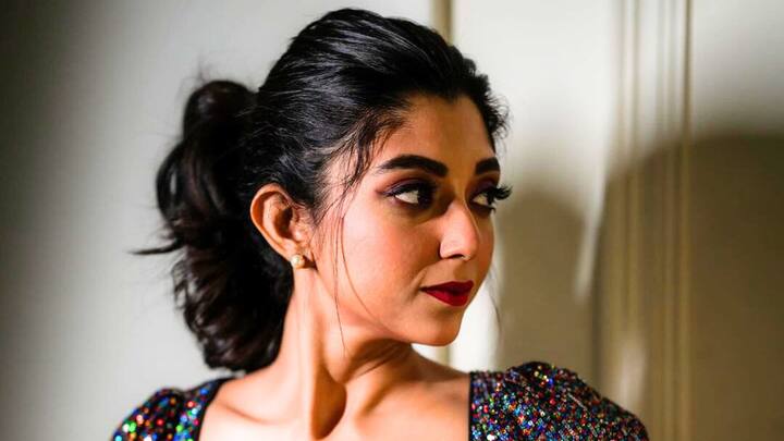 তাঁর একাল-সেকালের ছবি দেখলে কার্যত চেনাই দায়। তাঁর স্বাস্থ্য ঈর্ষণীয়ও বটে। তিনি দেবলীনা কুমার। একসময়ের মেদ ঝরিয়ে, নায়িকা এখন তন্বী। কিন্তু কোন মন্ত্রে এই পরিবর্তন নায়িকার? জিম নাকি ডায়েট?