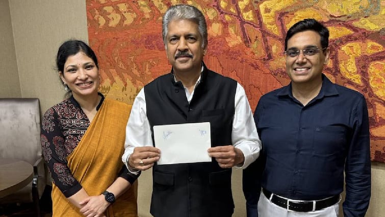 Anand Mahindra Meets Couple That Inspired 12th Fail Takes Autograph 12th Fail: நாட்டையே திரும்பி பார்க்க வைத்த '12த் பெயில்’ ரியல் லைஃப் தம்பதி! தேடிச் சென்று ஆட்டோகிராப் வாங்கிய ஆனந்த் மஹிந்திரா!