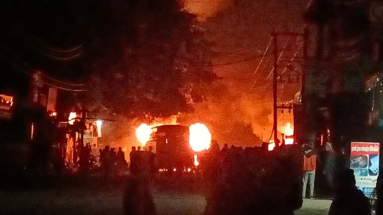 Haldwani Police Station Fire Uproar over demolition of illegal tomb and mosque ANN Haldwani Violence: हल्द्वानी में अवैध मस्जिद और मजार ध्वस्त करने पर बवाल, भीड़ ने की पत्थरबाजी, घटना के बाद आगजनी