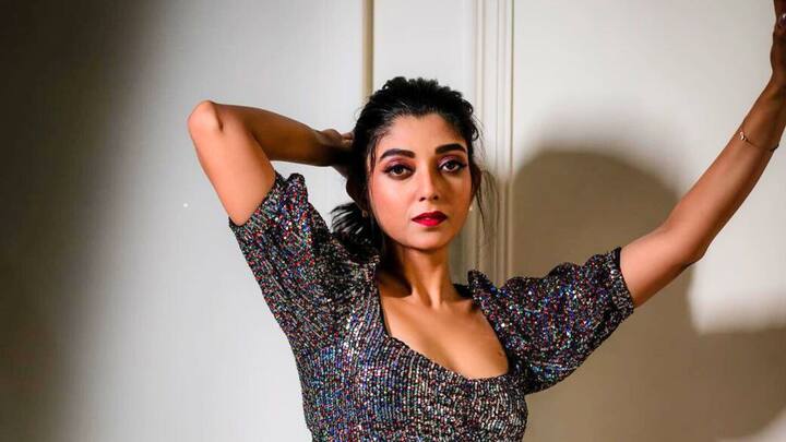 অনেক ওজন কমিয়ে, দেবলীনা অনেকেরই আদর্শ হয়ে উঠেছেন। কিন্তু কেন হঠাৎ তাঁর মাথায় এই ওজন কমানোর ভাবনা এসেছিল? দেবলীনা বলছেন, 'আমি চিরকালই নাচ করতাম। ওজন বেশি থাকলেও, আমার নাচ করতে কখনও সমস্যা হত না। কেরিয়ারের অনেকটা পরে অভিনয়ে এসেছি তাই কখনও অভিনয়ের জন্য ওজন কামানোরও প্রয়োজনবোধ করিনি। তবে আমার মনে হয়েছিল, নিজেকে নিয়ে আরও একটু আত্মবিশ্বাসী হব। সবরকম পোশাক পরেই আত্মবিশ্বাসীভাবে চলাফেরা করতে পারব। তাই ওজন কমানোর সিদ্ধান্ত। '