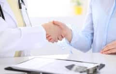 हाथ मिलाने का तरीका बता देता है आपकी सेहत का हाल, मिलते हैं ये संकेत