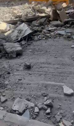 IN Pics: गोकुलपुरी मेट्रो की दीवार का बड़ा हिस्सा गिरा, कई लोग घायल, एक की हालत गंभीर, देखें तस्वीरें