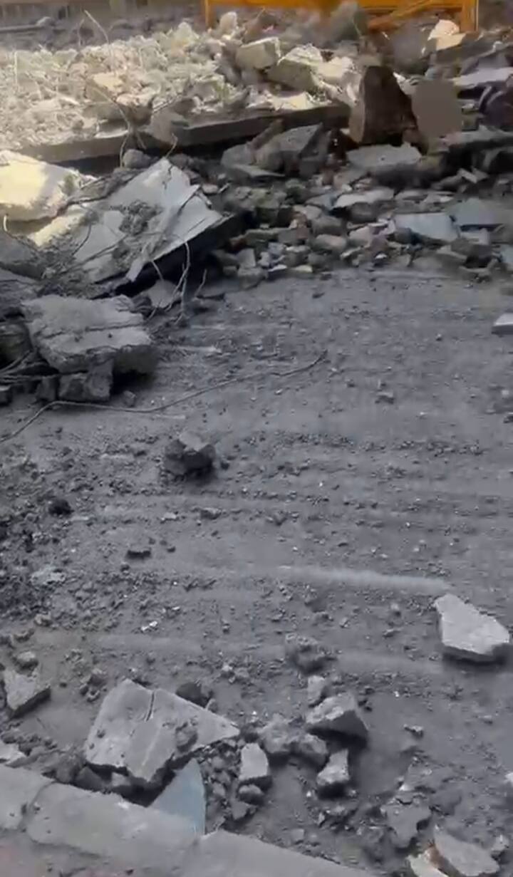 हादसे में से एक गंभीर रूप से जख्मी बताया जा रहा है. हादसे की जानकारी मिलते ही पूरे इलाके में अफरा-तफरी का माहौल हो गया, हालांकि, स्थानीय पुलिस, मेट्रो कर्मियों और घटना की सूचना पर पहुंचे फायरकर्मियों की टीम वहां से लोगों को हटा कर स्थिति को नियंत्रित करने की कोशिश में लगी हुई है.