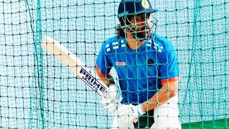 IPL 2024 MS Dhoni Spotted With Sticker Of Childhood Friend Paramjit Singh Prime Sticker Shop Name Bat Viral Pics IPL 2024: MS Dhoni Spotted With Sticker Of His Childhood Friend's Shop's Name On Bat, Pictures Go Viral