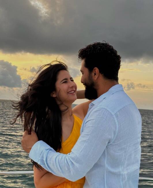 वहीं बी-टाउन के इन सभी सितारों में से सबसे अनोखा विक्की कौशल का प्रप्रोजल था. कैटरीना कैफ से धमकी मिलने के बाद उन्होंने एक्ट्रेस को प्रपोज किया था. विक्की ने शादी से एक दिन पहले अपनी लेडी लव से प्यार का इजहार किया था. कैटरीना ने उनसे कह दिया था कि अगर अब भी उन्होंने प्रपोज नहीं किया तो उन्हें जिंदगी भर ताने सुनने पड़ेंगे.