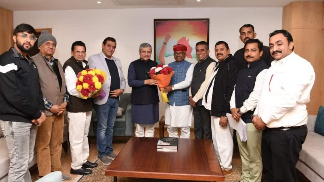 Banswara MP kanak mal katara meet with Railway Minister Ashwini Vaishnaw for connecting Rajasthan Vagad to MP ann Rajasthan News: जहां बस भी नसीब नहीं वहां से गुजरेगी ट्रेन? मंत्री अश्विनी वैष्णव से मिले बांसवाड़ा सांसद