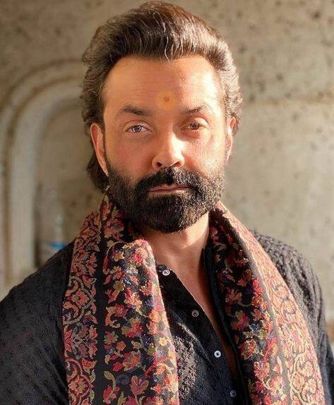 ਫਿਲਮ 'ਐਨੀਮਲ' 'ਚ ਉਨ੍ਹਾਂ ਦੀ ਭੂਮਿਕਾ ਨੂੰ ਕਾਫੀ ਪਸੰਦ ਕੀਤਾ ਗਿਆ ਸੀ, ਜਿਸ ਲਈ ਉਨ੍ਹਾਂ ਨੂੰ 3 ਤੋਂ 5 ਕਰੋੜ ਰੁਪਏ ਦੀ ਫੀਸ ਮਿਲੀ ਸੀ। ਮੀਡੀਆ ਰਿਪੋਰਟਾਂ ਮੁਤਾਬਕ ਬੌਬੀ ਦਿਓਲ ਦੀ ਕੁੱਲ ਜਾਇਦਾਦ ਕਰੀਬ 70 ਕਰੋੜ ਰੁਪਏ ਹੈ।