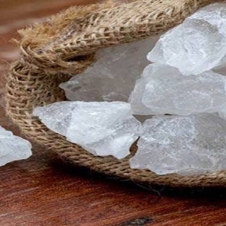 ਜੇਕਰ ਤੁਹਾਡੀ ਅੱਡੀ ਚੀਰ ਰਹੀ ਹੈ ਤਾਂ ਫਿਟਕੜੀ ਤੁਹਾਨੂੰ ਕਾਫੀ ਰਾਹਤ ਦੇਵੇਗੀ। ਤੁਹਾਨੂੰ ਦੱਸ ਦੇਈਏ ਕਿ ਇੱਕ ਖਾਲੀ ਪਿਆਲੇ ਵਿੱਚ ਫਿਟਕੜੀ ਨੂੰ ਇੰਨਾ ਗਰਮ ਕਰੋ ਕਿ ਇਹ ਪਿਘਲ ਕੇ ਫੋਮ ਵਿੱਚ ਬਦਲ ਜਾਂਦੀ ਹੈ, ਫਿਰ ਜਦੋਂ ਝੱਗ ਠੰਡਾ ਹੋ ਜਾਵੇ ਤਾਂ ਇਸ ਨੂੰ ਫਟੀ ਹੋਈ ਅੱਡੀ 'ਤੇ ਲਗਾਓ। ਤੁਹਾਨੂੰ ਤੁਰੰਤ ਰਾਹਤ ਮਿਲੇਗੀ।