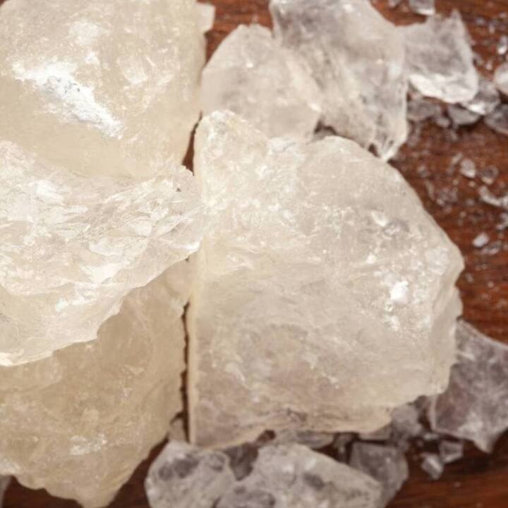 ਅਕਸਰ ਤੁਸੀਂ ਦੇਖਿਆ ਹੋਵੇਗਾ ਕਿ ਨਾਈ ਸ਼ੇਵ ਕਰਨ ਤੋਂ ਬਾਅਦ ਚਿਹਰੇ 'ਤੇ ਕੱਟ ਲਗਾ ਦਿੰਦਾ ਹੈ। ਫਿਟਕੜੀ ਨੂੰ ਪਾਣੀ ਵਿੱਚ ਭਿਉਂ ਕੇ ਚਿਹਰੇ ਤੇ ਲਗਾਓ ਅਜਿਹਾ ਕਰਨ ਨਾਲ ਚਿਹਰੇ 'ਤੇ ਕੱਟ ਤੋਂ ਨਿਕਲਣ ਵਾਲਾ ਖੂਨ ਬੰਦ ਹੋ ਜਾਂਦਾ ਹੈ। ਖੂਨ ਵਹਿਣ ਨੂੰ ਰੋਕਣ 'ਚ ਫਿਟਕੜੀ ਬਹੁਤ ਮਦਦਗਾਰ ਹੈ।