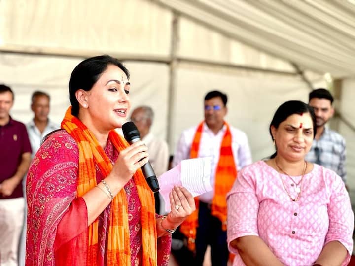 दीया कुमारी ने बजट में कुछ महत्वाकांक्षी घोषणाओं में 'प्रधानमंत्री सूर्योदय योजना' के लिए एक परियोजना निगरानी इकाई शामिल है. अंतरराज्यीय मार्गों के साथ-साथ जयपुर, जोधपुर, उदयपुर, कोटा जैसे शहरों के लिए 5 लाख से अधिक सौर संयंत्र और 500 इलेक्ट्रिक बसों का लक्ष्य प्रस्तावित किया गया है.