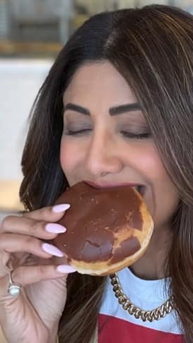 बॉलीवुड एक्ट्रेस शिल्पा शेट्टी फिटनेस के लिए जानी जाती हैं, लेकिन अगर उन्हें चॉकलेट मिल जाए तो टूट पड़ती हैं. एक्ट्रेस ने एक शो में इस बारे में बताया था कि उन्हें चॉकलेट्स काफी पसंद हैं और उससे बनी चीजों का सेवन कभी-कभी जरूर करती हैं.