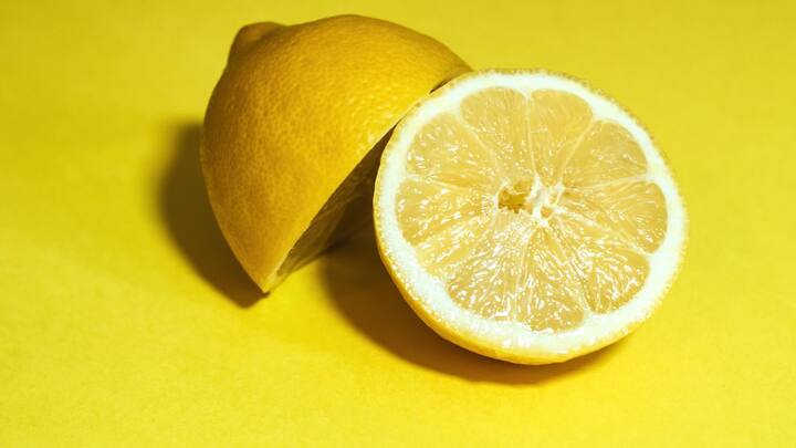 எலுமிச்சை வைட்டமின் சி மற்றும் ஆக்ஸிஜனேற்றத்தின் நல்ல மூலமாகும். இந்த இரண்டு ஊட்டச்சத்துக்களும் இதய ஆரோக்கியத்திற்கு நன்மை பயக்கும். இது இதய நோய் மற்றும் பக்கவாதத்தைத் தடுக்க உதவுகின்றன என்று ஆராய்ச்சி கூறுகிறது