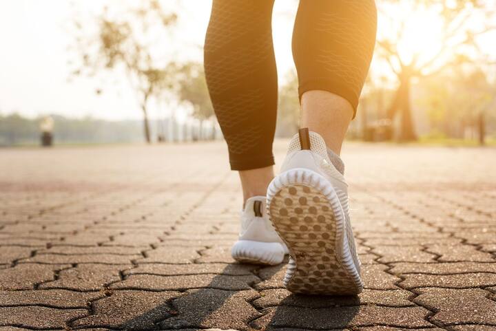 Walking Mistakes:  નિયમિત વોકિંગ કર્યાં બાદ પણ જો આપનું વજન નથી ઉતરતું, વોકિગના ફાયદા નથી થતાં તો સૌ પ્રથમ આપને વોકિંગના નિયમો જાણવાની જરૂરી છે. કેટલીક વખત વોકિંગ દરમિયાન કરવામાં આવેલી ભૂલોના કારણે પણ રિઝલ્ટ નથી મળતું.