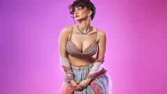 Giorgia Andriani Photos:  ડીપ નેક બ્લાઉઝમાં ક્લિવેજ ફ્લોન્ટ કરતી જોવા મળી જ્યોર્જિયા