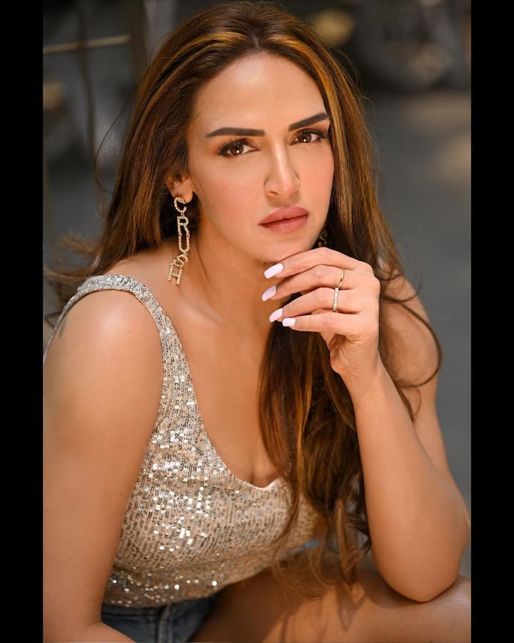 साल 2020 में ईशा ने अपनी किताब अम्मा मिया को लॉन्च किया था. किताब में उन्होंने अपनी मैरिड लाइफ को लेकर बताया है कि जब हम दोनों ने साल 2012 में शादी की थी तो अचानक मेरे जीवन में कई चीजें बदल गई थीं. ईशा ने बताया कि मेरी लाइफ में सबसे बड़ा बदलाव ये था कि मैं घर में शॉर्ट्स और टीशर्ट में नहीं घूम सकती थी. जैसा कि मैं शादी से पहले घर में रहती थी.