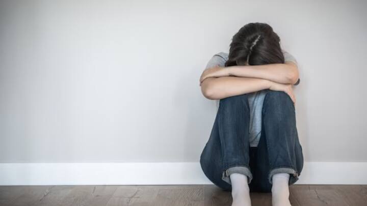 তার পরই, গত ৩০ জানুয়ারি সিলিকন ব্যালির সান মাটিও কাউন্টিতে একাকীত্বকে জরুরি অবস্থা ঘোষণার প্রস্তাব পাশ হয়েছে। সর্বসম্মতিতে ওই প্রস্তাব পাশ হয়েছে সেখানে। বলা হয়েছে, একাকীত্ব স্বাস্থ্যের উপর মারাত্মক প্রভাব ফেলে। দিনে এক প্যাকেট সিগারেটে সুখটান দেওয়ার মতোই এর প্রভাব মারাত্মক। ছবি: ফ্রিপিক।