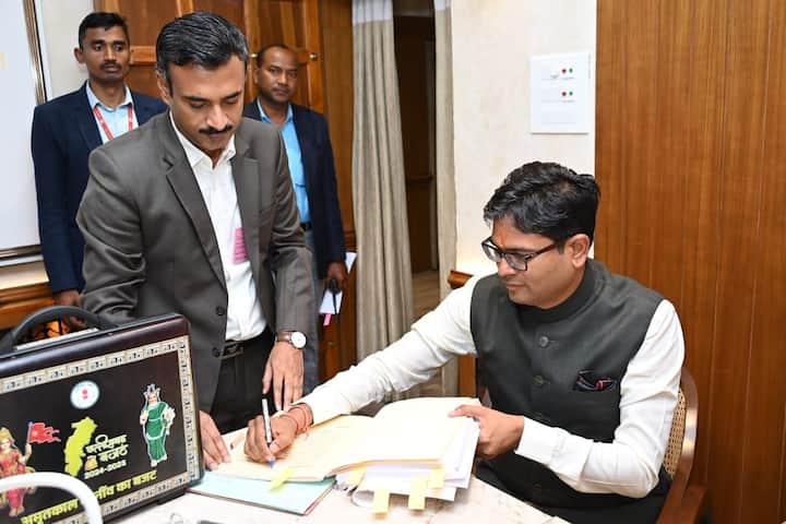 ओ पी चौधरी के बजट ब्रीफकेस में भारत माता और छत्तीसगढ़ महतारी की फोटो है. बताया जा रहा है कि इस तस्वीर के जरिए विकसित भारत निर्माण में छत्तीसगढ़ प्रदेश का योगदान बहुत महत्वपूर्ण साबित होगा.